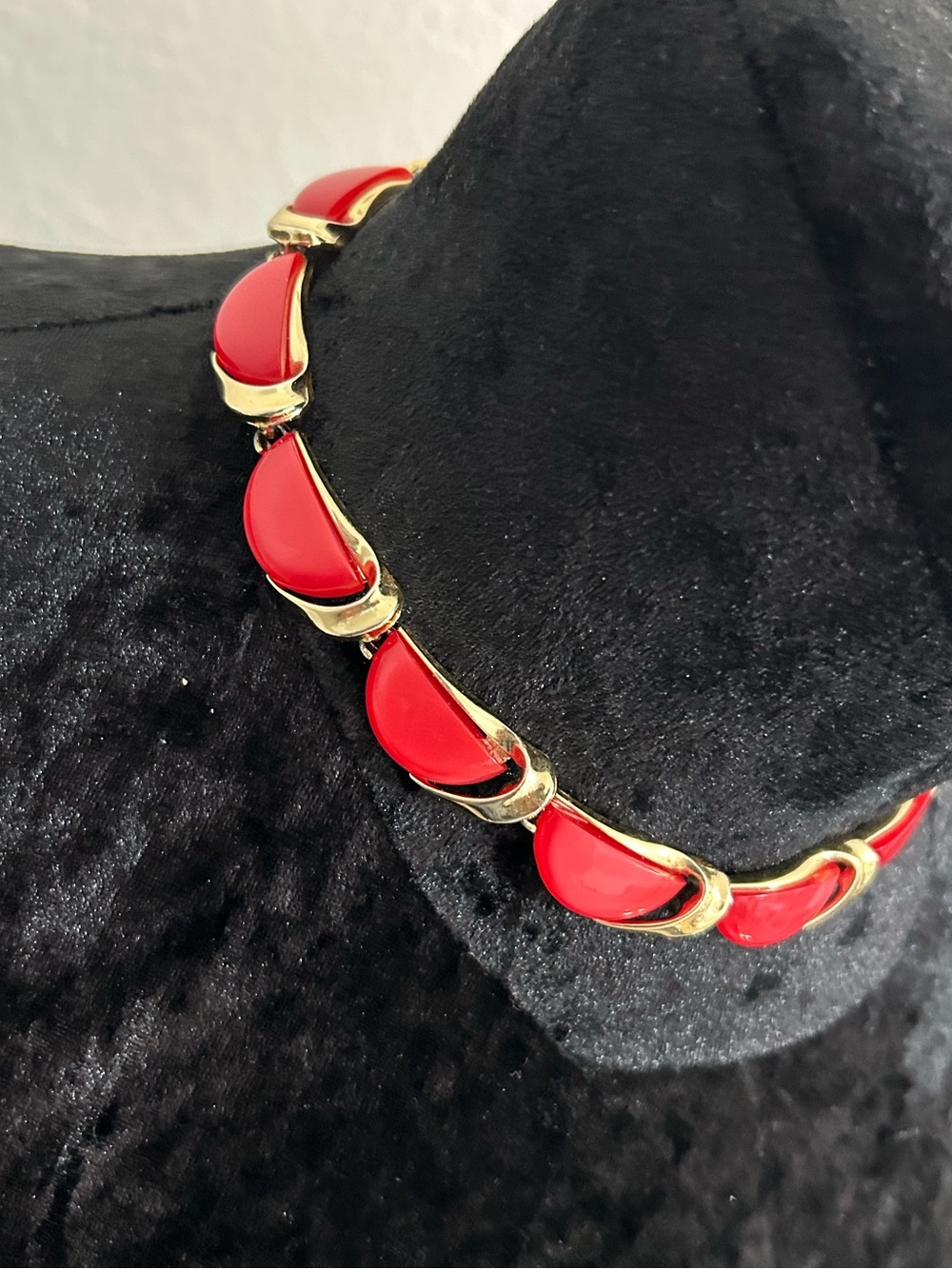 Lisner Red Lucite Gold Tone Choker Necklace Vintage Signed - Picture 3 of 13